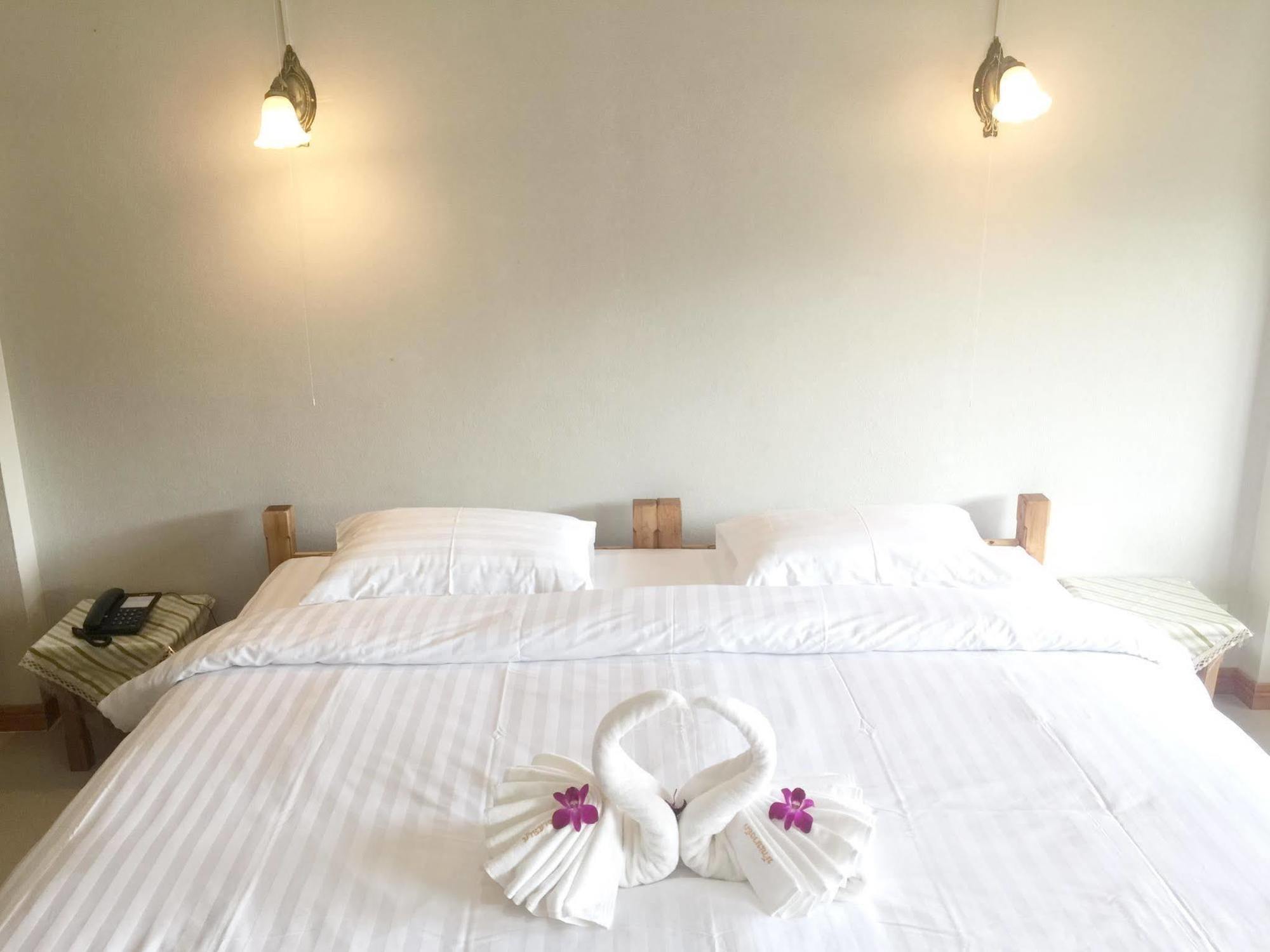 Baan Bangrak Residence Trang Esterno foto